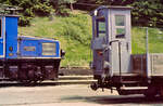 Schon 1984 waren das zwei Relikte aus schöneren Bahnzeiten, vor allem die Tallok 1 der Bayerischen Zugspitzbahn hier vor dem Bw Grainau, 30.08.1984