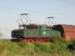 Unbeirrt schiebt eine Hennigsdorfer EL2 ihren Kohlezug durch die blhende Landschaft, nhe Hohenmlsen 16.07.09