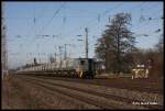 Nein, das ist keine Lokomotive. Das ist der  Steuerwagen , offiziell mit  Schlusswagen Nr. 1 RAG  beschriftet, der diesem Zug voran gestellt ist.
Eingesetzt wird das Fahrzeug talwärts als Schlusswagen und bergwärts wie hier als Steuerwagen. Dabei kann der Streckenbeobachter im Steuerwagen aber nicht selbst die Lok am Ende des Zuges fahren. Dort steht er mit seinem Lokführer in Sprechkontakt. Am 12.03.2015 schob E 101 diesen Zug, hier bei der Abfahrt um 12.00 Uhr im Bahnhof Ibbenbüren - Esch.
