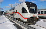 weißer Zug im Schnee: 4110 110-2 als IC 2271(Warnemünde-Dresden)kurz vor der Ausfahrt in Warnemünde.12.02.2021