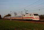 401 584 als ICE 885 (Kiel Hbf–Mnchen Hbf) am 26.03.2017 zwischen Klein Sstedt und Suderburg