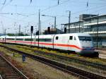 ICE 23 mit 401 563 am Schluss bei der Ausfahrt aus Regensburg Hbf, aufgenommen am 22.04.2007.