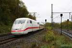 401 581 (Tz 181  Interlaken ) als unbekannter ICE durchfährt den Bahnhof Schlüchtern auf der Bahnstrecke Fulda–Hanau (Kinzigtalbahn | KBS 615) auf Gleis 4 Richtung Hanau.