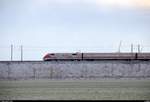 Tele-Blick auf 401 012-0 (Tz 112  Memmingen ) als verspäteter ICE 597 (Linie 11) von Berlin Hbf (tief) nach München Hbf, der bei Benndorf auf der Neubaustrecke Erfurt–Leipzig/Halle