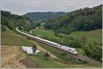 Der DB ICE 10278 auf seiner Fahrt von Interlaken Ost nach Berlin Ostbahnhof zwischen Läufelfignen und Buckten, im Hintergrund der 60 Meter lange Mühlefluhtunnel.