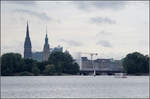 Erkennbar in Hamburg -    ICE 1 auf der Lombardsbrücke zwischen der Außen- und der Innenalster.