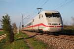 Am Nachmittag des 07.04.2017 war 401 571-5  Heusenstamm  als ICE 274 (Berlin Ostbahnhof - Basel SBB) unterwegs durchs Rheintal bei Hügelheim, als dieser nur noch wenige Kilometer vor sich hatte.