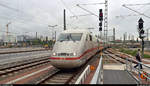 Verkehrte Welt in Halle(Saale)Hbf III:  Smartphone-Aufnahme von 401 003-9 (Tz 103  Neu-Ilsenburg ) als verspäteter ICE 709 (Linie 18) von Hamburg-Altona nach München Hbf, der den