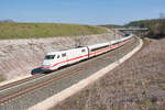 401 063  Landshut  mit einem unbekannten ICE bei Emskirchen Richtung Würzburg, 30.03.2019