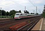 401 067-4 (Tz 167  Garmisch-Partenkirchen ) als ICE 802 (Linie 26) von München Hbf nach Hamburg-Altona durchfährt den Bahnhof Schwarzenbek auf der Bahnstrecke Berlin–Hamburg (KBS 100).
[5.8.2019 | 14:16 Uhr]