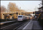 Am 19.12.2019 um 9.47 Uhr fährt hier ein ICE 1 aus Osnabrück kommend durch den wieder eröffneten Streckenbereich der Rollbahn im Bahnhof Natrup Hagen.