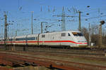 ICE 401 002-1 fährt beim badischen Bahnhof ein.