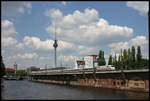 Ein ICE 1 ist auf der Berliner Stadtbahn am 16.5.2007 unterwegs und passiert hier den S Bahnhof Jannowitzbrücke.