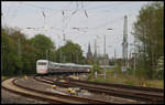 Mit dem Kirchturm der Hasbergener Lutherkirche im Hintergrund verlässt hier am 30.04.2020 um 17.39 Uhr ein ICE 1 nach Nürnberg den Bahnhofsbereich von Hasbergen.