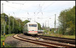 Ein ICE 1 mit grünem Streifen am Motorwagen ist hier auf dem Weg nach Nürnberg und verlässt am 30.4.2020 um 17.40 Uhr gerade den Bahnhofsbereich von Hasbergen.