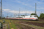 ICE 401 090-6 fährt beim badischen Bahnhof ein.