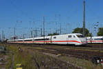 ICE 401 064-1 fährt beim badischen Bahnhof ein.