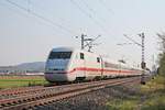 Am Nachmittag des 10.04.2020 fuhr 401 518-6  Gelnhausen  als ICE 376 (Basel Bad Bf - Frankfurt (Main) Hbf) nördlich von Hügelheim über die Rheintalbahn in Richtung Freiburg (Breisgau).