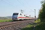 Als ICE 274 (Basel Bad Bf - Berlin Hbf) fuhr am Nachmittag des 22.04.2020 der 401 553-3  Neumünster  nördlich von Hügelheim über die KBS 702 durchs Rheintal in Richtung Freiburg