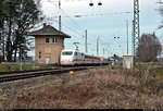 401 559-0 (Tz 159  Bad Oldesloe ) befährt den Bahnübergang (Bü) am Bahndamm neben dem ehemaligen Stellwerk in Thießen (Coswig (Anhalt)).