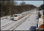 Mit rund zwanzig Minuten Verspätung fährt hier ein ICE 1 nach Köln am 14.02.2021 um 11.43 Uhr durch den bis auf zwei Durchgangsgleise zurück gebauten Bahnhof Natrup Hagen.