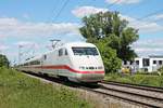 Als ICE 279 (Berlin Ostbahnhof - Basel SBB) fuhr am Nachmittag des 29.05.2020 der 401 509-5/401 520-2, welche mit einer Garnitur ohne Speisewagen verkehrte, durchs Industriegebiet von Buggingen in