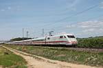 ALs ICE 279 (Berlin Ostbahnhof - Basel SBB) fuhr am frühen Nachmittag des 02.06.2020 der 401 052-6  Hanau  südlich von Auggen über die Rheintalbahn in Richtung Schliengen.