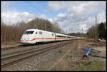 Ein ICE 1 ist hier bei Vehrte am 6.4.2021 um 14.07 Uhr auf der Rollbahn in Richtung Osnabrück unterwegs.