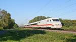 DB Fernverkehr Tz 152 (401 052/552)  Hanau , es fhrt 401 552, als ICE 929  Kieler Bucht  Hamburg-Altona - Nrnberg Hbf (Diepholz-Graftlage, 10.10.2021).