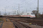 ICE 1 401 510-3 fährt beim badischen Bahnhof ein.