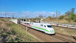 Mit deutlicher Verspätung verlässt 401 055-9 (Tz 155  Rosenheim ) die Stadt Halle (Saale) – fotografiert zwischen Europachaussee und Kasseler Straße.

🧰 DB Fernverkehr
🚝 ICE 838 (Linie 15) Berlin Gesundbrunnen–Frankfurt(Main)Hbf [+40]
🕓 23.4.2022 | 17:01 Uhr