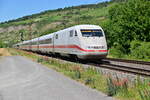 Der ICE1 401 505/401 005  Offenbach am Main  ist als Umleiter auf der Maintalbahn gen Würzburg fahrend in Thüngersheim am Dienstag den 28.6.2022 unterwegs.