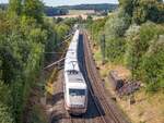 Ein ICE-1 nach Hamburg wand sich am 9.8.22 durch die Kurven südlich von Fünfstetten. 