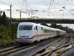 401 074 (ZÜRICH) an der Spitze des ICE nach Hamburg bei der Durchfahrt Brock=Ostbevern, 30.09.2021