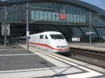 401 007 beim Halt im Berliner Hauptbahnhof 2007.