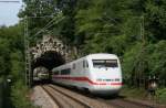 401 580-6 als ICE 74 (Zrich HB-Kiel Hbf) verschwindet im 129m langen Kirchbergtunnel in Istein am 14.8.08