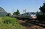 401 562/062 (9380 401 562-4 D-DB) legt sich als ICE 108, von Innsbruck Hbf nach Berlin-Ostbahnhof, in die Kurve.