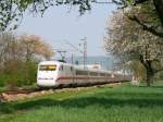 401 072(?) (auf jeden Fall ohne Ketchupstreifen an der Stirn) als ICE 370 (Interlaken Ost-Berlin Ostbahnhof)  bei Muggensturm 15.4.09