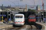 ICE 401 582-2 und Re 460 004-5 fahren gleichzeitig aus dem Zrcher Hauptbahnhof aus.