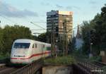 ICE 576 Stuttgart Hbf - Hamburg-Altona fhrt am 22.08.09 kurz nach passieren der Lombardsbrcke in Hamburg-Dammtor zum Planhalt auf Gleis 3 ein.