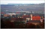 Bei der Festung Marienberg in Wrzburg entstand diese Aufnahme mit einem ICE 1 im Hintergrund, der in Krze Wrzburg Hbf erreichen wird.