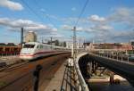 Der ICE 695 nach Stuttgart Hbf aus Berlin Ostbahnhof kurz vor der Einfahrt in den Berliner Hbf am 01.09.2012.