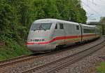 401 507-9  Platting , fuhr am 09.05.2013 als ICE 276 (Interlaken Ost - Berlin Hbf (tief)) durch die Sdkurve von Schallstadt, dem nchsten Halt in Freiburg (Brsg) Hbf entgegen.