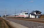 401 571 und 401 071 eilen am 23.02.14 an einem ehemaligen Bahnwärterhaus bei Bardowick-Bruch Richtung Hannover vorbei.