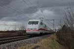 Nachschuss auf 401 072-4, der am 03.01.2014 als ICE 72 (Zürich HB - Hamburg-Altona) nördlich von Müllheim (Baden) seinem nächsten Zwischenhalt in Freiburg entgegen fährt.