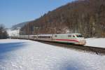 Der ICE 275 mit dem Triebkopf 401 586-3 befindet sich am 01.01.2015 in Tecknau.