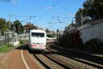 Eine BR 401 als ICE 598 (München-Berlin) bei der Durchfahrt in Bruchsal-Tunnelstraße, 29.09.2015.