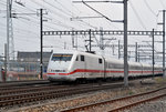 ICE 401 074-0 durchfährt den Bahnhof Muttenz.