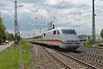 Durchfahrt von 401 572-3 am 18.04.2015, auf dem Weg zum nächsten Zwischenhalt in Freiburg (Brsg) Hbf, in Müllheim (Baden).