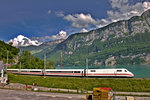 ICE von Hamburg nach Chur fährt am 6.6.2016 in Mühlehorn am Walensee entlang.